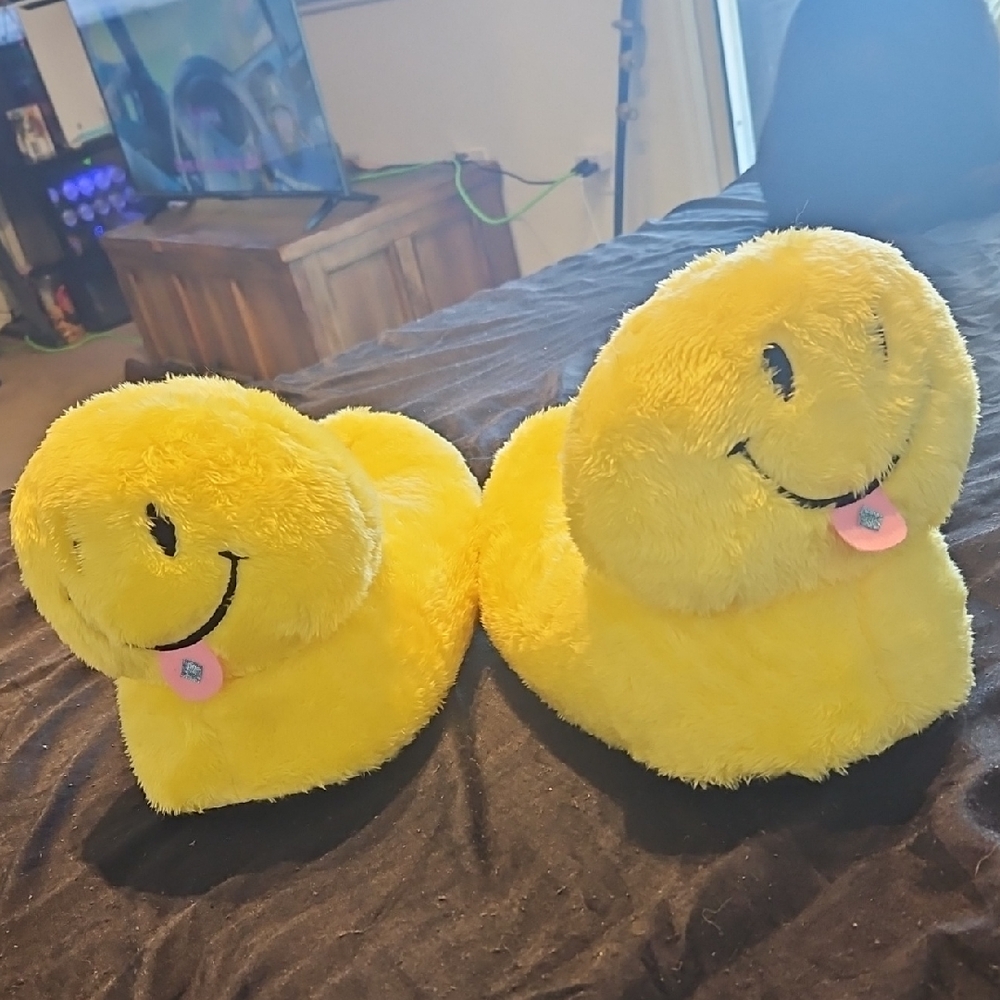 DOLLS KILL NWT SZ 9 10 Yellow Smiley Face TRIPPY Slippers